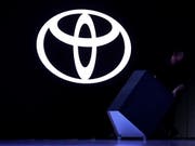 Der japanische VW-Rivale Toyota hat in der ersten Hälfte des laufenden Geschäftsjahres (31. März) einen Rekordgewinn eingefahren. (Bild: KEYSTONE/EPA/KIYOSHI OTA)