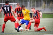 Ein Uzwiler (gelb) kämpft gegen drei Bazenheider um den Ball. Am Samstag treffen die beiden Teams im Cup erneut aufeinander. (Bild: Ralph Ribi)