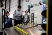 Dominique Eberli (12, Mitte) und Nikolaj Kralik (11, rechts) am Stand des Bildungszentrums für Technologie und Management. (Bild: Corinne Glanzmann, Luzern, 7. November 2019)