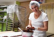 Ob Zuckerguss oder eben Schokolade – Hauptsache süss. Marion Schön in ihrem Produktionsraum an der Bergstrasse. (Bild: PD)