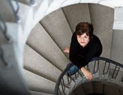 Die Schriftstellerin Pascale Kramer im Treppenhaus der ETH Zürich, wo sie dieses Semester mehrere Gastvorlesungen zu ihrer Literatur hält. Bild: Severin Bigler