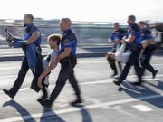 Aktivisten der Bewegung «Extinction Rebellion» gegen die Klimakrise wurden am 20. September von der Polizei weggetragen und in Gewahrsam genommen, nachdem sie eine zentrale Brücke in Lausanne blockiert hatten. (Archivbild). (Bild: KEYSTONE/SALVATORE DI NOLFI)