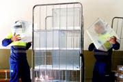 Noch sind die Wahlurnen in Spanien leer. Am Sonntag wählt das Land zum vierten Mal in vier Jahren. (Bild: Keystone)