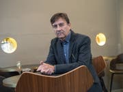 Der Verleihung des Schweizer Buchpreises am 10. November schaut Alain Claude Sulzer gelassen entgegen. Nur schon der Platz auf der Shortlist wirke verkaufsfördernd, sagt er. Mit seinem Werk «Unhaltbare Zustände» ist er als einziger Mann neben vier Autorinnen nominiert. (Bild: Keystone/GEORGIOS KEFALAS)
