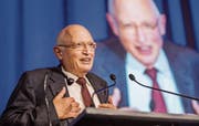 Günter Verheugen, 75 Jahre alt und kein bisschen leise, am Wirtschaftsforum Thurgau. Bild: Reto Martin (Weinfelden, 7. November 2019)