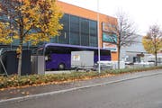 Der violette Reisebus auf dem Vorplatz der Obi-Filiale in St.Gallen. (Bild: David Gadze/5. November 2019)
