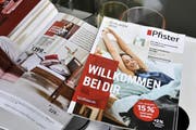 Prospekte von Möbel Pfister: Der Verkauf der Möbelkette an XXXLutz sorgt noch immer für Verwirrung. (Bild: Keystone)