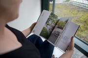 Das Buch «Bewahrt, erneuert, umgebaut» zeigt zeitgenössische Bilder und historische Pläne. (Bild: Maria Schmid, Zug, 7. November 2019)