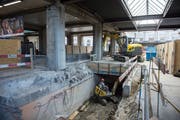 In den vergangenen Jahren haben die SBB im Hauptbahnhof St.Gallen die Unterführungen und die Perrons grundlegend modernisiert (Bild: Bauarbeiten am Abgang in die westliche Personen-Unterführung). Jetzt wird noch das Perron 3 erhöht. (Bild: Ralph Ribi - 23. Mai 2014)