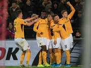 Torschütze Marvin Spielmann wird von seinen Teamkollegen gefeiert (Bild: KEYSTONE/AP/PETER DEJONG)