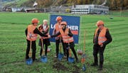 Freuen sich über den Baubeginn am Kreisel Büren (v.l.): Josef Niederberger, Stephanie von Samson, Adrian Scheuber (Gemeinderat Oberdorf), Judith Odermatt (Gemeindepräsidentin Oberdorf) und Hugo Fries (Gemeindepräsident Dallenwil). (Bild: Philipp Unterschütz, 7. November 2019)