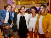 Katrin Eggenberger, Mitte, wurde zur Regierungsrätin gewählt. Das Bild zeigt sie mit ihrer Familie am FBP-Nominationsparteitag am 30. September in Schaan: Göttibub Tommy, Vater, Mutter und Schwester, Werner, Hildegard und Petra Eggenberger (von links).Bild: Eddy Risch