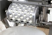 Die Mozzarella-Trommel bringt den italienischen Weichkäse in seine typische Form. (Bild: Getty)