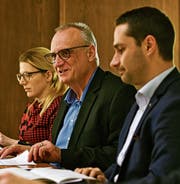 Flankiert von Seraina Hess (Kommunikation) und Stadtpräsident Gabriel Macedo stellt Finanzverwalter Thomas Grimm das Budget der Stadt Amriswil für das kommende Jahr vor. (Bild: Manuel Nagel)