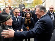 Mit seinem zweitägigen Besuch in Deutschland will US-Aussenminister Mike Pompeo (r.) die transatlantische Partnerschaft stärken. In der Mitte: Sein deutscher Amtskollege Heiko Maas. (Bild: KEYSTONE/AP POOL/JOHN MACDOUGALL)
