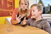 Sprachübungen: Eine Logopädin übt mit einem Buben. (Bild: Fotolia)