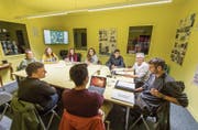 Sie wollen in Gossau politisch ein Wörtchen mitreden: Anahita Doosa, Seraina Borrmann, Sinah Eisenring, Lynne Scheiwiler und Nizar Gnibimit Lehrer und Politiker Erwin Sutter, Jugendarbeiter Martin Eberle, Lehrer Fabio Natter und Flig-Parlamentarier Dave Mathis. (Bild: Hanspeter Schiess)