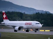 Die Fluggesellschaft Swiss hat in den ersten neun Monaten höhere Treibstoffkosten und den Preiskampf zu spüren bekommen. Der Betriebsgewinn (EBIT) sank um 11 Prozent auf 490 Millionen Franken. (Bild: KEYSTONE/GAETAN BALLY)