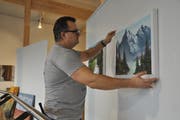 Landschaften im Fokus: Carlos Sousa malt nur bei Sonnenschein. Seine Bilder sind in der Galerie L33 in Werdenberg zu sehen. (Bild: Armando Bianco)