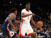 Clint Capela (rechts) imponiert gegen die Golden State Warriors (Bild: KEYSTONE/FR67404 AP/NICK WASS)