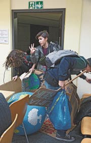 Die Darsteller Julia Berger, Lara Fuchs und Roman Kiwic in einem Zürcher Schulzimmer. (Bild: Gina Folly)