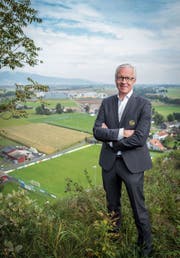 Georges Lüchinger oberhalb des Fussballplatzes seines Stammvereins Montlingen. Bild: Urs Bucher