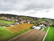 Lediglich ein Kran und das Visier für die Mobilfunkanlage überragen derzeit das 600-Seelen-Dorf. (Bild: Andrea Stalder)
