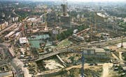 Die Mauerbrache, der Todesstreifen, zog sich wie ein Riss durch die Stadt und wurde möglichst schnell gekittet. Am Potsdamer Platz tanzten die Kranen. (Bild: U. Baumgartner)