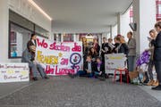 Mit Bannern und Flyern macht das Feministische Hochschulkollektiv auf die Diskriminierung von Frauen an der Universität Luzern aufmerksam. (Bild: PD)