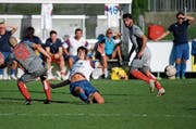 Im Derby trennten sich der FC Ägeri (weiss-blau) und der FC Rotkreuz (grau-rot) mit 1:1. Bild: Stefan Kaiser (Unterägeri, 13. Oktober 2019)
