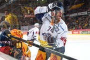 Ruf als Raubein: Johann Morant, Verteidiger des EV Zug, bei der Aktion gegen SCB-Stürmer Mark Arcobello. (Bild: Urs Lindt/Freshfocus, Bern, 2. November 2019)