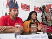 Die Vertreter der indigenen Gemeinschaften Brasiliens, Elizeu-Guarani Kaiowà, Sonia Guajajara, und Kreta Kaingang (v.l.n.r.), warnen vor den Medien in Bern vor den Konsequenzen des Freihandelsabkommens für die Indigenen und die Umwelt. (Bild: Keystone/PETER KLAUNZER)