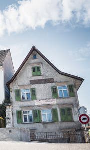 Das «Farinolihaus» grenzt rechts an das Gasthaus Ochsen. (Bild: Andrea Stalder)