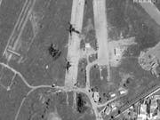 Truppen des abtrünnigen Generals Chalifa Haftar haben im April eine Offensive zur Eroberung der libyschen Hauptstadt Tripolis gestartet. Das Satellitenbild zeigt den Flughafen Mitiga nach Luftschlägen durch Haftars Einheiten. (Bild: KEYSTONE/AP Satellite image ©2019 Maxar Technologies)