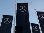 Der deutsche Autohersteller Daimler will bei seinen Führungskräften sparen. (Bild: KEYSTONE/EPA/FRANZISKA KRAUFMANN)