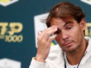 Sorgenfalten: Für Rafael Nadal wird es ein Rennen gegen die Zeit, um bis am Montagabend fit zu werden (Bild: KEYSTONE/EPA/IAN LANGSDON)