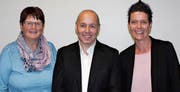 Von links: Rosmarie Zgraggen (neu im Vorstand), der bisherige Präsident Karl Walker und die neue Präsidentin Judith Durrer. Bild: PD