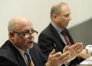 Oberjugendanwalt Marcel Riesen und Justizdirektor Martin Graf an einer denkwürdigen Medienkonferenz im Jahr 2014. Riesen ist noch im Amt. Graf wurde abgewählt. (Bild: Keystone/Steffen Schmidt, 6. März 2014, Zürich)