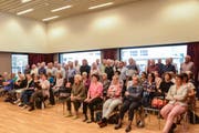 Der Männerchor Harmonie Altdorf zusammen mit dem Ad Hoc Frauenchor bei einer Probe. (Bild: Joe Müller, November 2019)