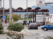 Warten am Grenzübergang von Au nach Lustenau. (Bild: Hanspeter Schiess)