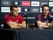 Arsenals Granit Xhaka sitzt an einer Pressekonferenz neben Trainer Unai Emery (Bild: KEYSTONE/EPA/ETIENNE LAURENT)