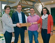 Gemeindepräsident Roman Habrik (Zweiter von links) nimmt die Unterschriftenbögen von Barbara Meyer, Roger Lüthi und Giuseppina Oberhänsli am Mittwochnachmittag im Gemeindehaus in Empfang (von links). (Bild: Beat Lanzendorfer)