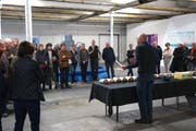 Max Bottini in Aktion vor versammelten Brot- und Kunstliebhabern.