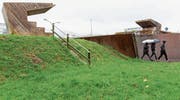 Markant und prägend: die beiden Holztribünen «Blou Pa Dins» auf der ehemaligen Bahnschlaufe. (Bild: Patrick Hürlimann, Zug, 8. November 2019)