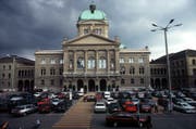 Hier war die Autowelt noch in Ordnung. Parkieren vor dem Bundeshaus in Bern am Dienstag, 27. April 1999. (KEYSTONE/Alessandro della Valle)