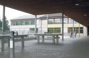 Die Aussenhülle des Schulhauses Mitledi in Hundwil muss saniert werden. (Bild: APZ)