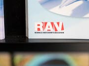 Die Arbeitslosigkeit in der Schweiz bleibt auf sehr tiefem Niveau. Die entsprechende Quote stieg im Oktober 2019 leicht auf 2,2 Prozent. Insgesamt waren 101'684 Arbeitslose bei den RAV eingeschrieben. (Bild: KEYSTONE/GAETAN BALLY)