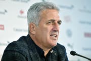 Der Schweizer Nationaltrainer Vladimir Petkovic gibt in Zürich in einem noblen Hotel sein Aufgebot für die beiden letzten Länderspiele des Jahres bekannt. (Bild: Walter Bieri/KEY)