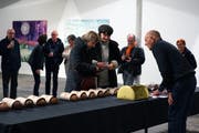 Wer ein gültiges Los gezogen hat, wählt sich sein Kunstbrot aus.