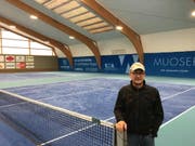 Bau-Chef Stefan Arnold und einige Klubmitglieder haben den Umbau des Hallenbodens der Tennishalle in Seedorf realisiert. (Bild: PD)
